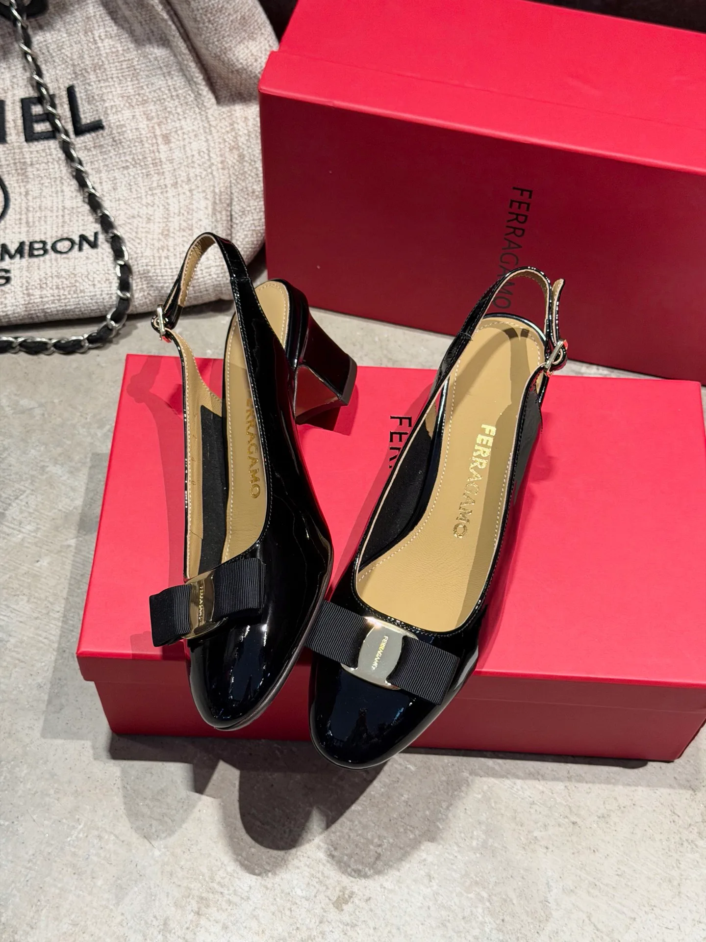 Туфли Женские Salvatore Ferragamo 17642596