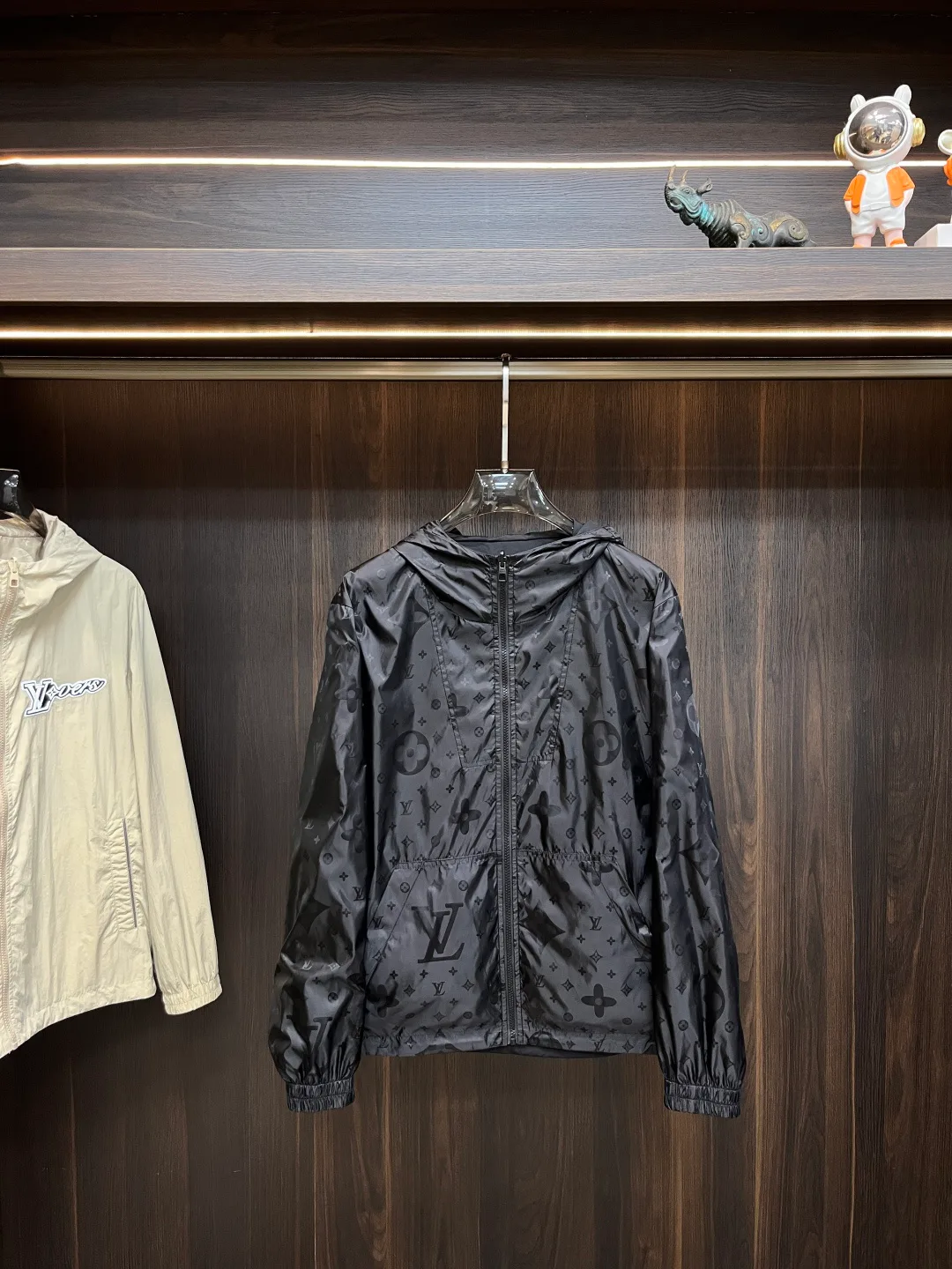 Куртки И Пуховики Женские Louis Vuitton 18416700