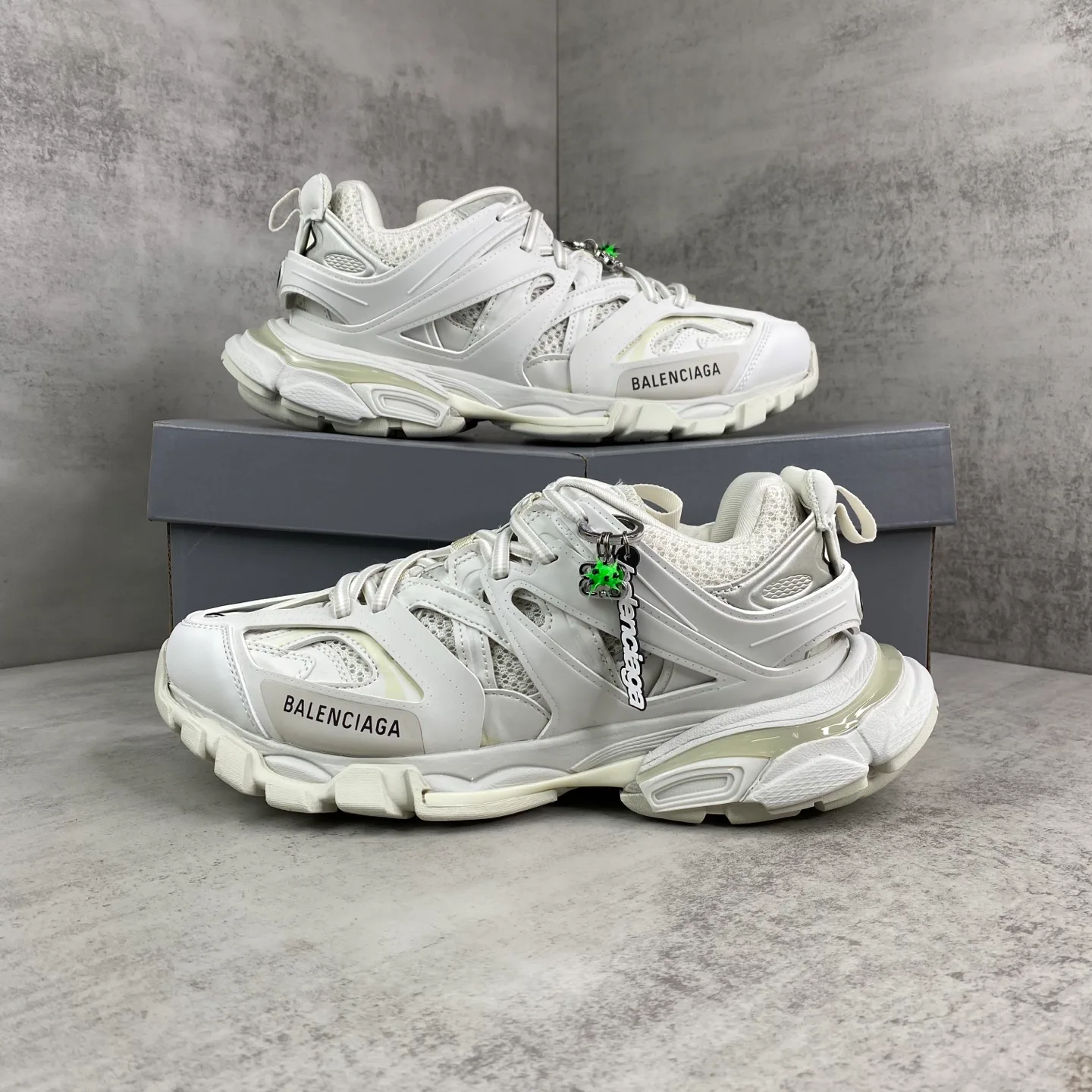 Кроссовки Женские Balenciaga 18743879