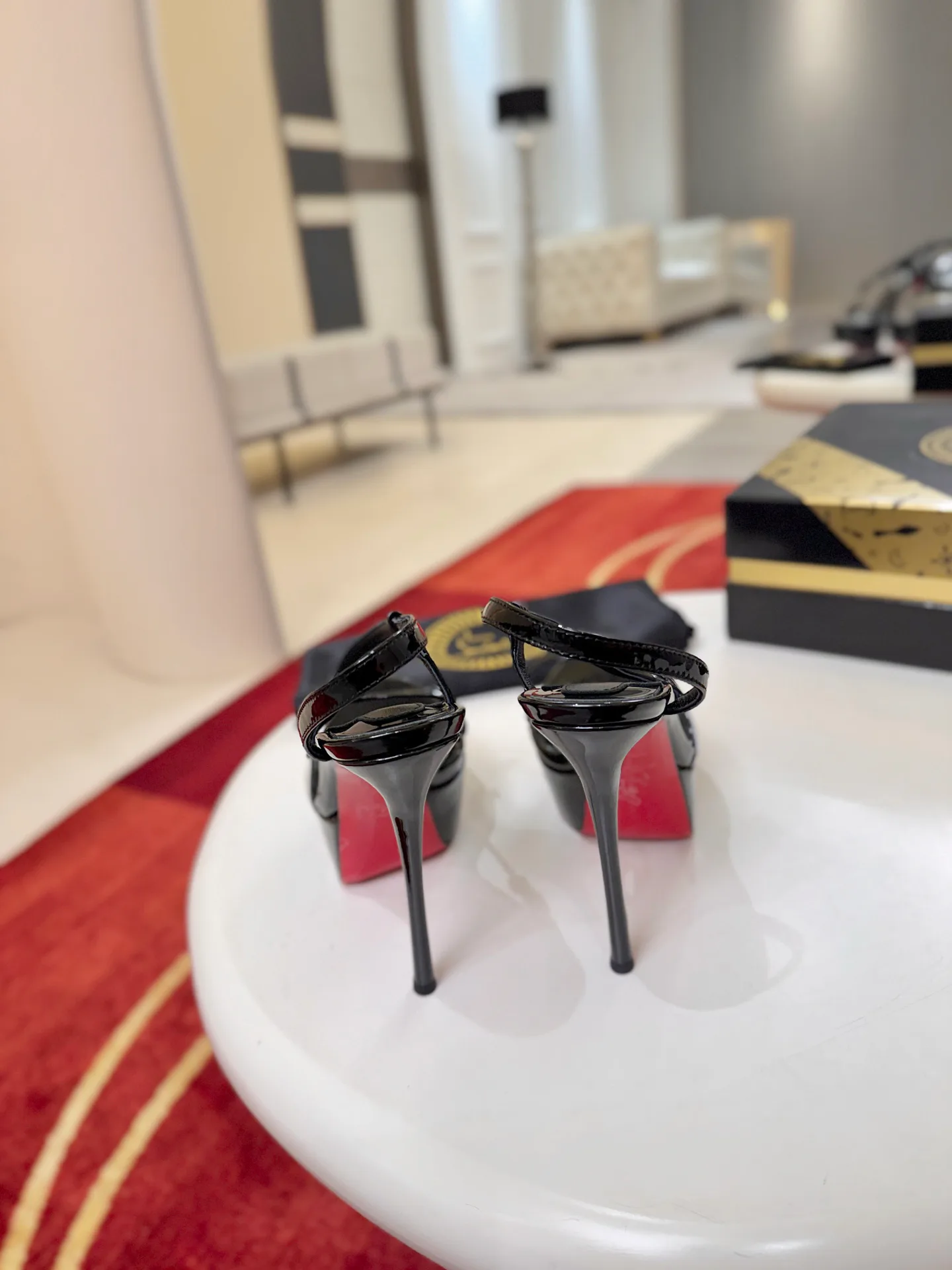 Босоножки Женские Christian Louboutin 19581792