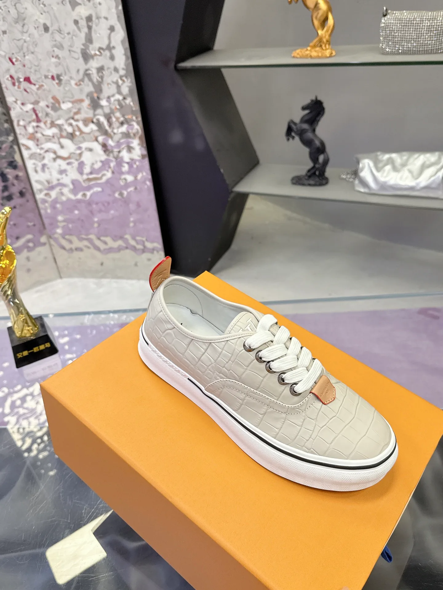 Кроссовки Мужские Louis Vuitton 17930914