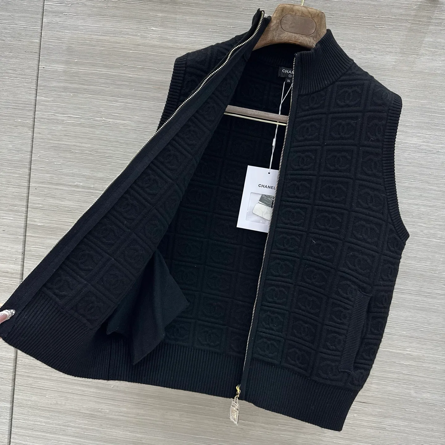 Жилеты Женские Chanel 19241386