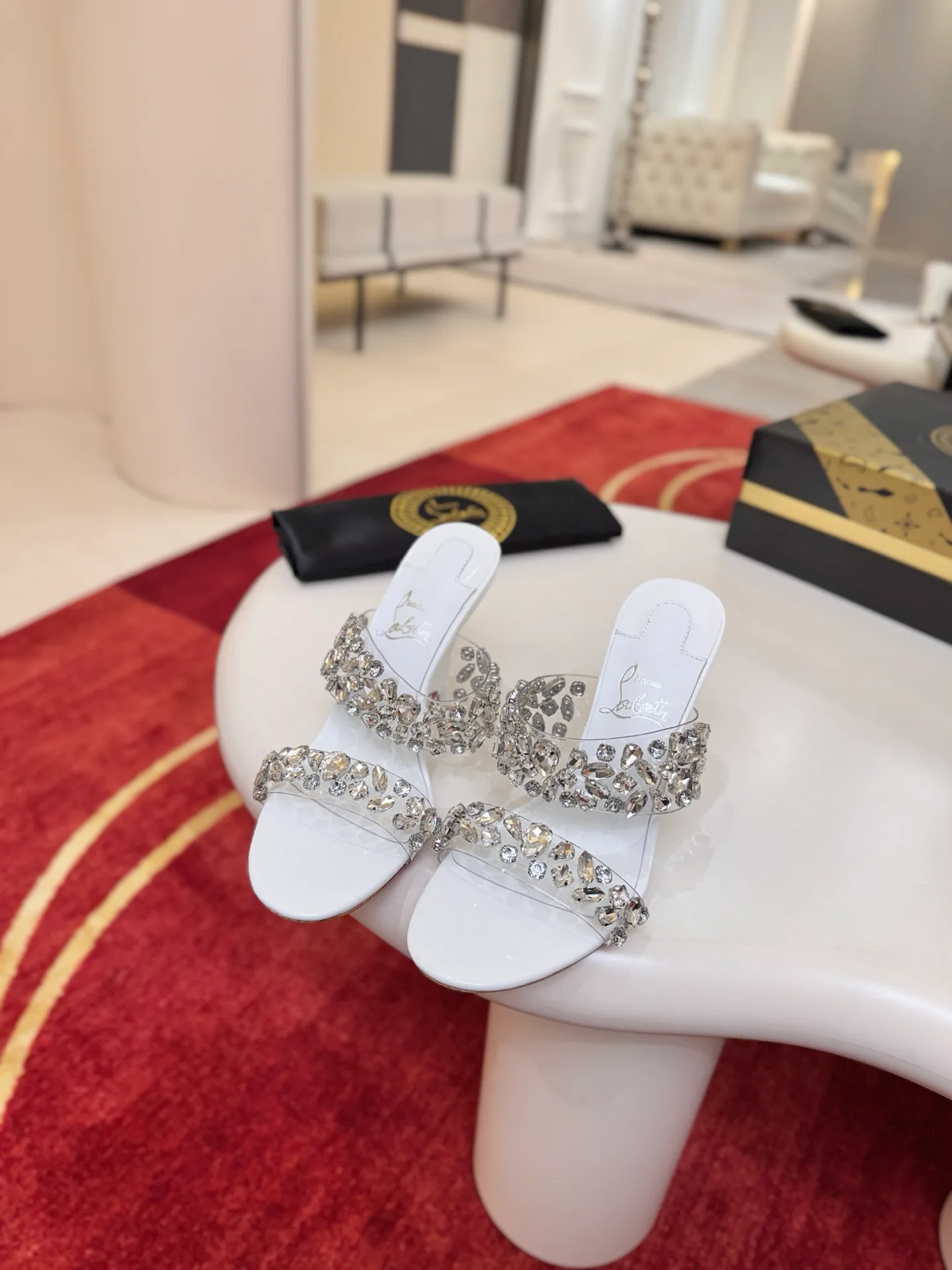 Босоножки Женские Christian Louboutin 18549159