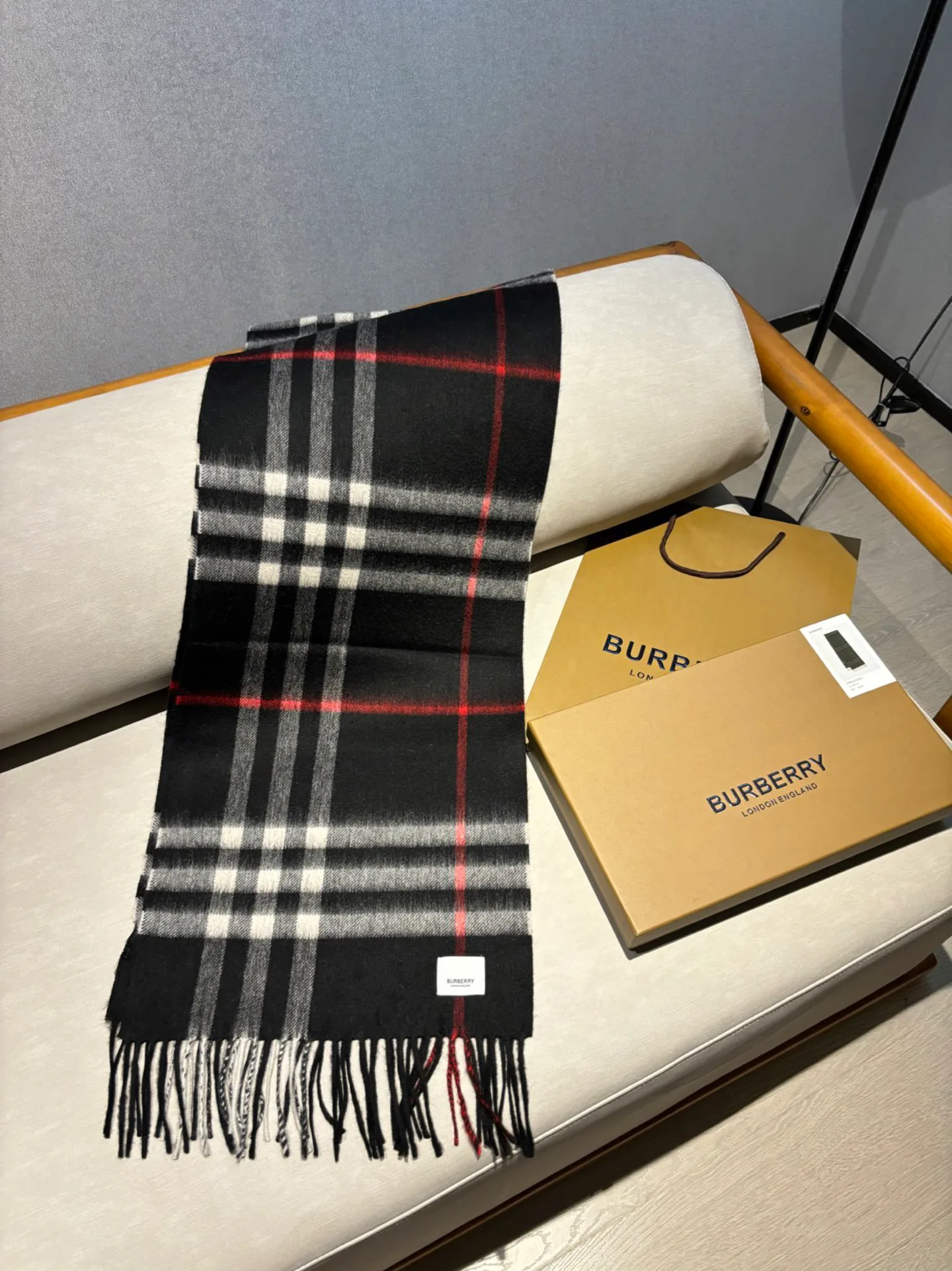 Шарфы Burberry 18507486