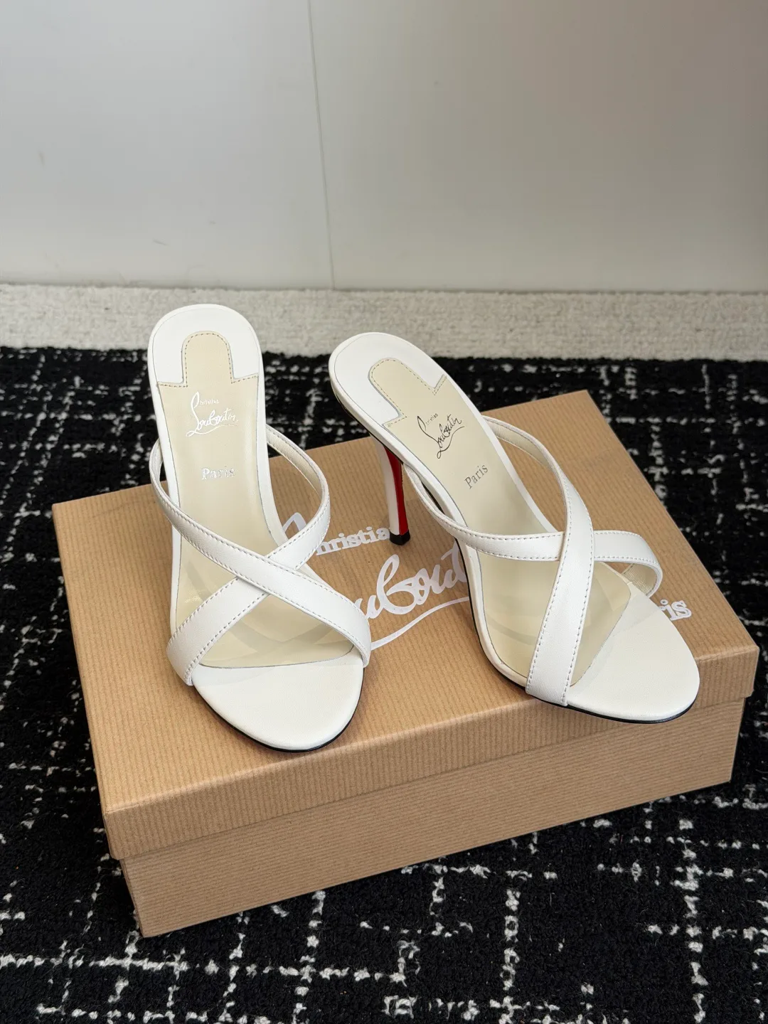 Босоножки Женские Christian Louboutin 17936546