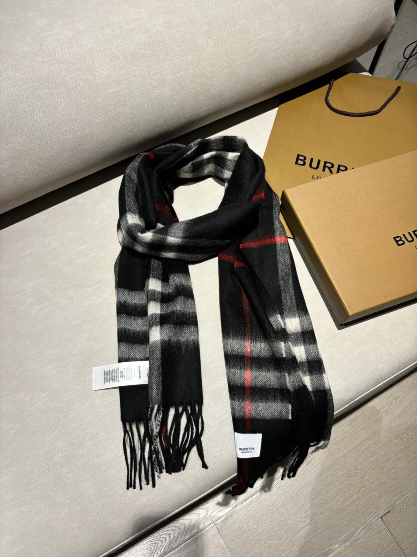 Шарфы Burberry 18507486