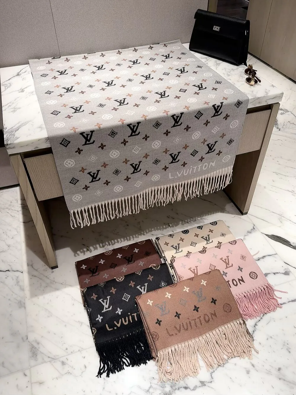 Шарфы Louis Vuitton 18002812