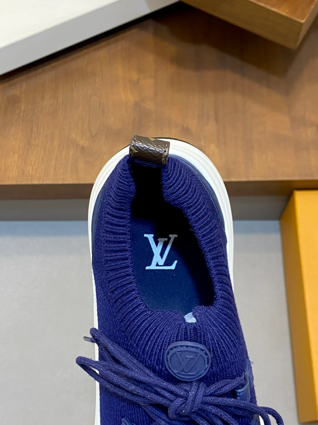 Кроссовки Женские Louis Vuitton 18749234