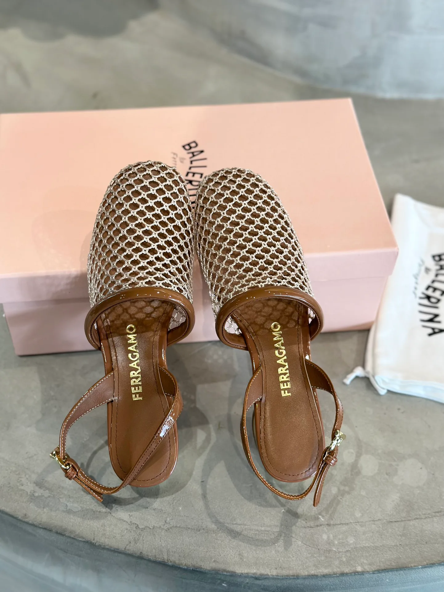 Босоножки Женские Salvatore Ferragamo 17642594
