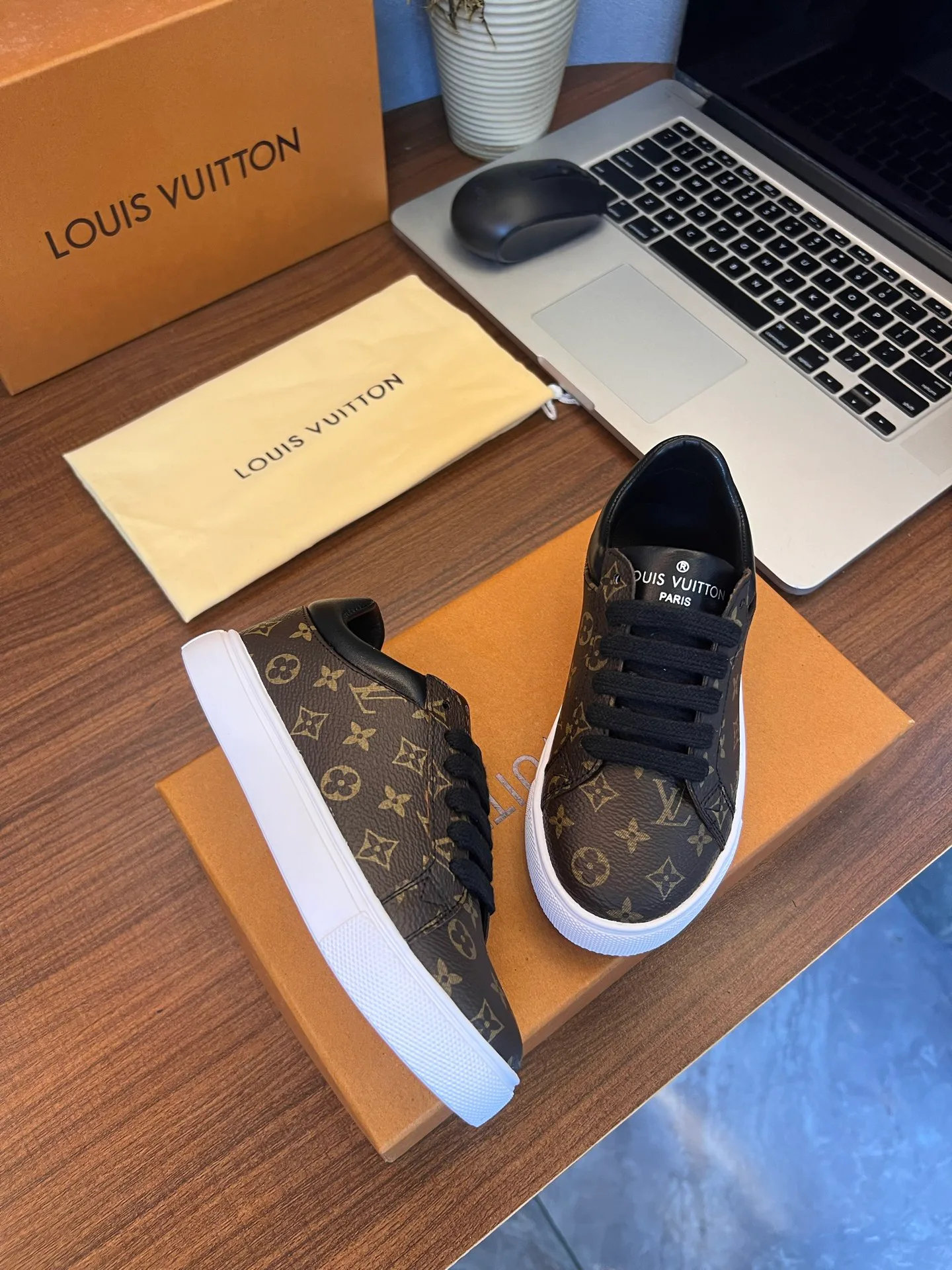 Кроссовки Женские Louis Vuitton 18077535