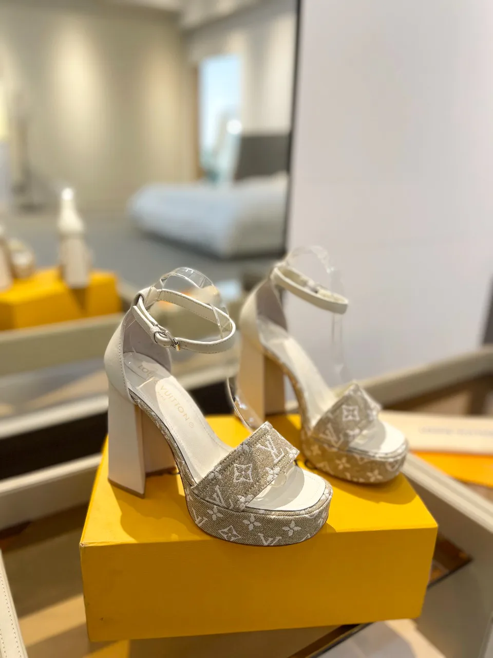 Босоножки Женские Louis Vuitton 17946840