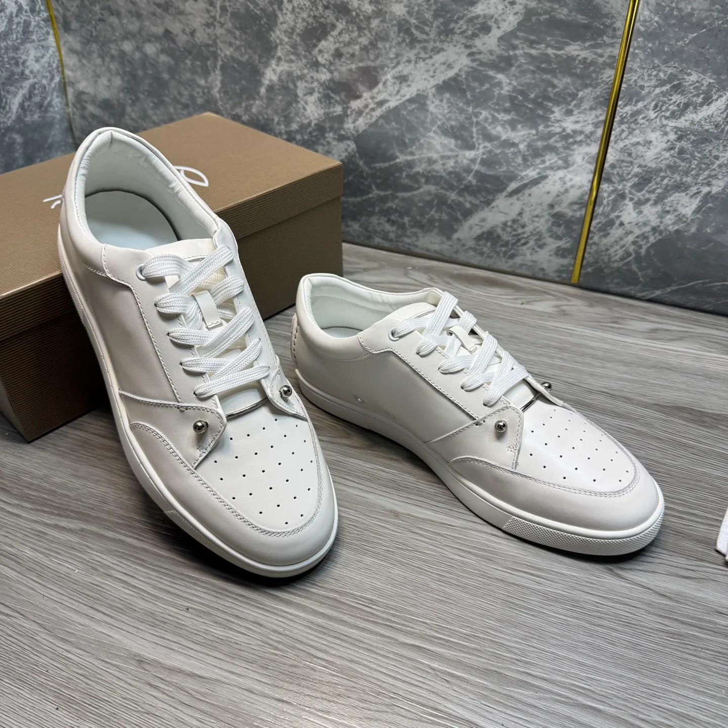 Кроссовки Женские Christian Louboutin 18719687