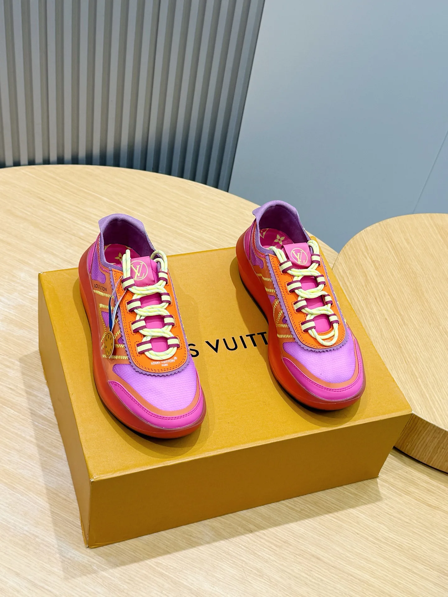 Кроссовки Женские Louis Vuitton 19678504