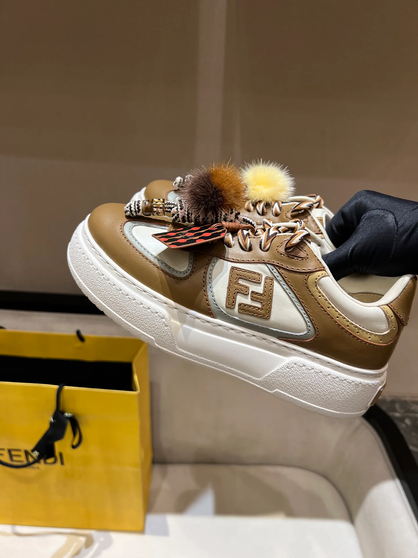 Кроссовки Женские Fendi 18020657