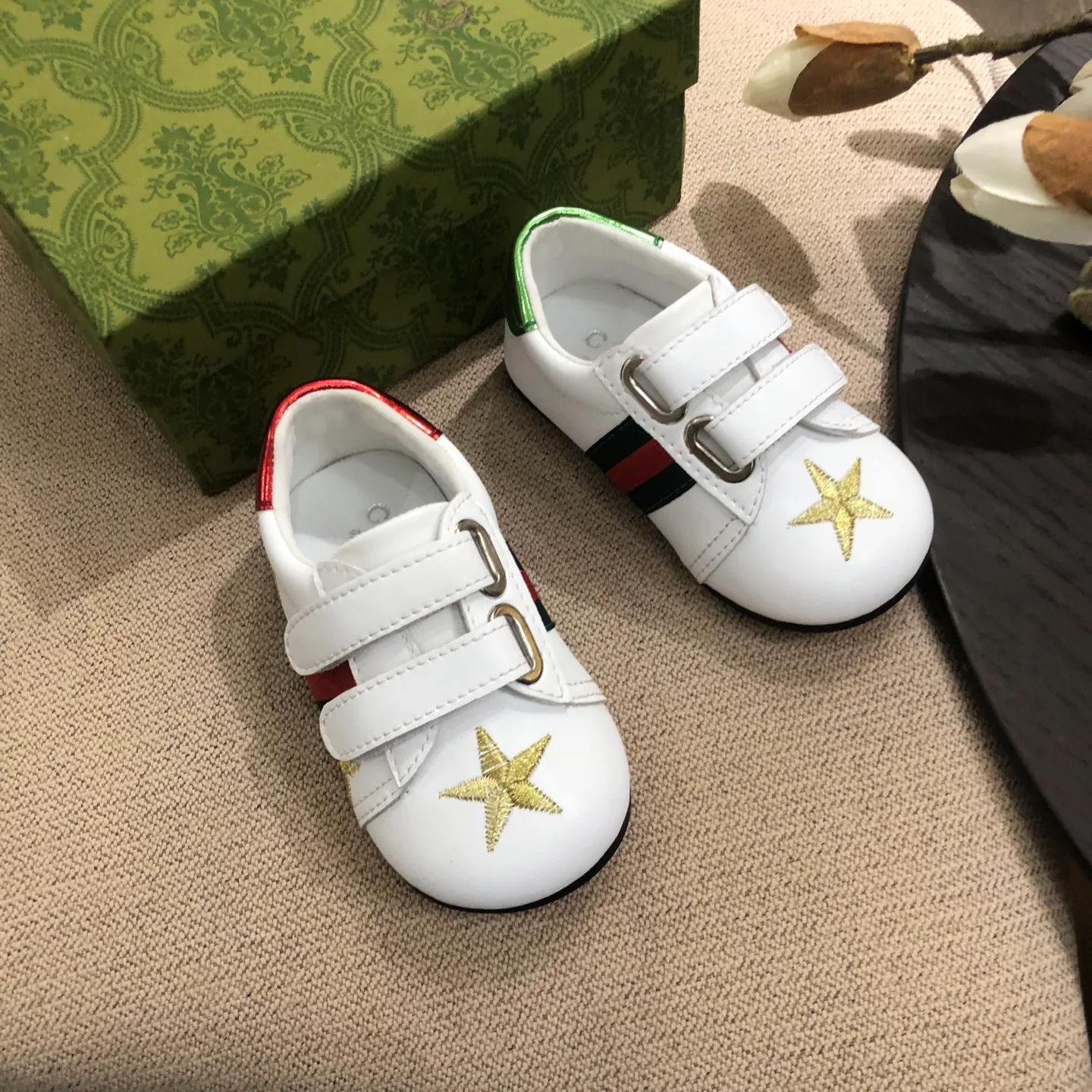 Кроссовки Женские Gucci 18696782