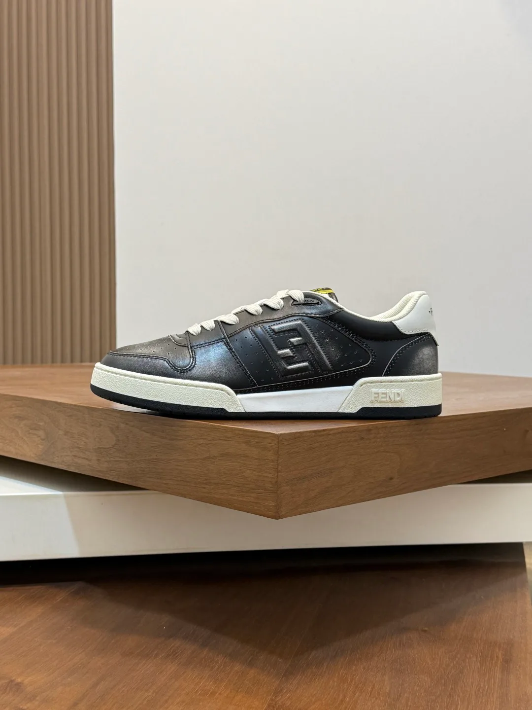 Кроссовки Женские Fendi 18116600