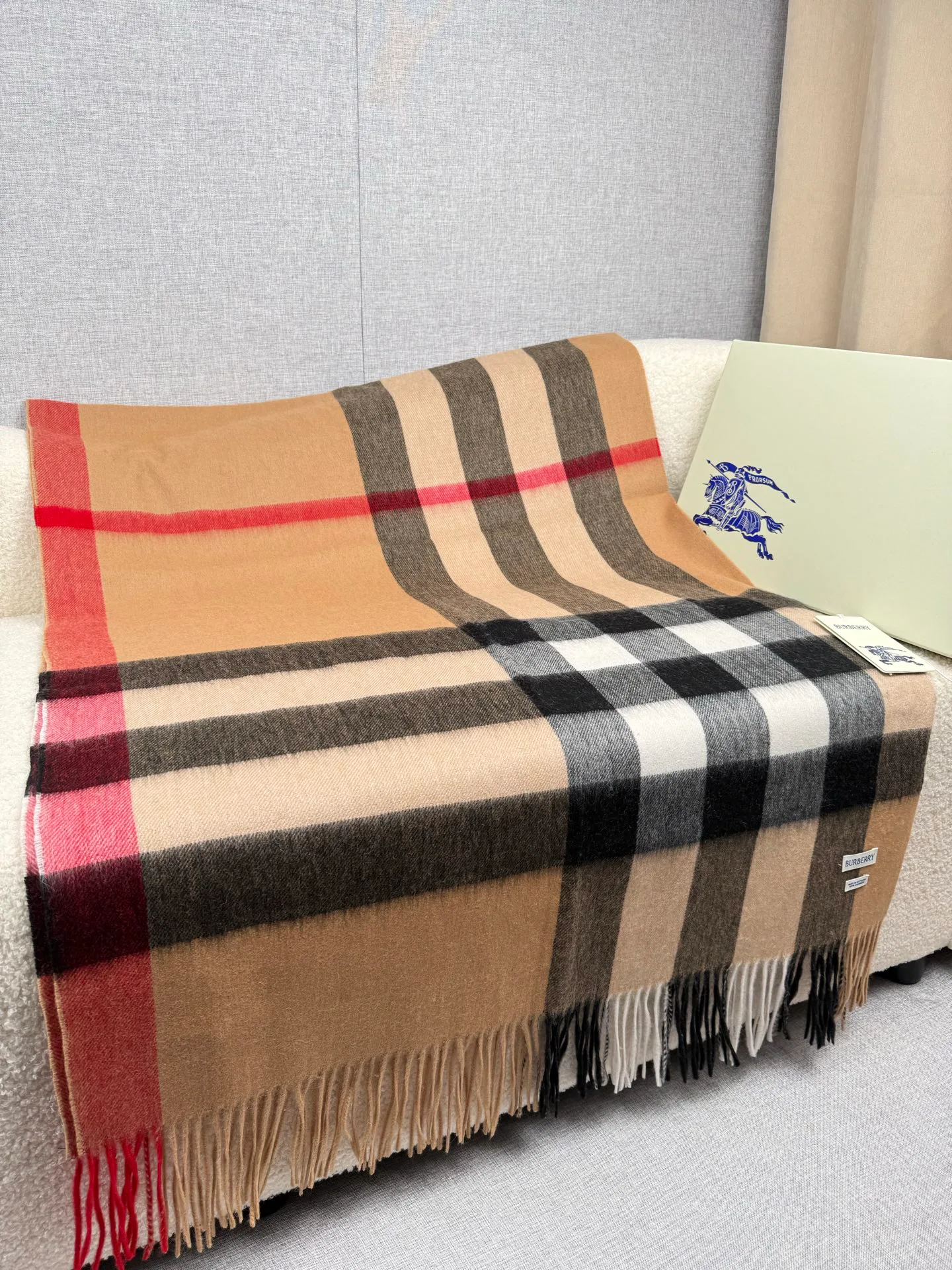 Шарфы Burberry 18675480