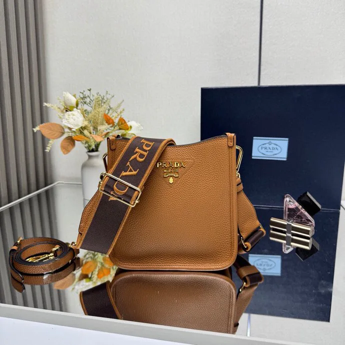 Классические Сумки Женские Prada 13332189