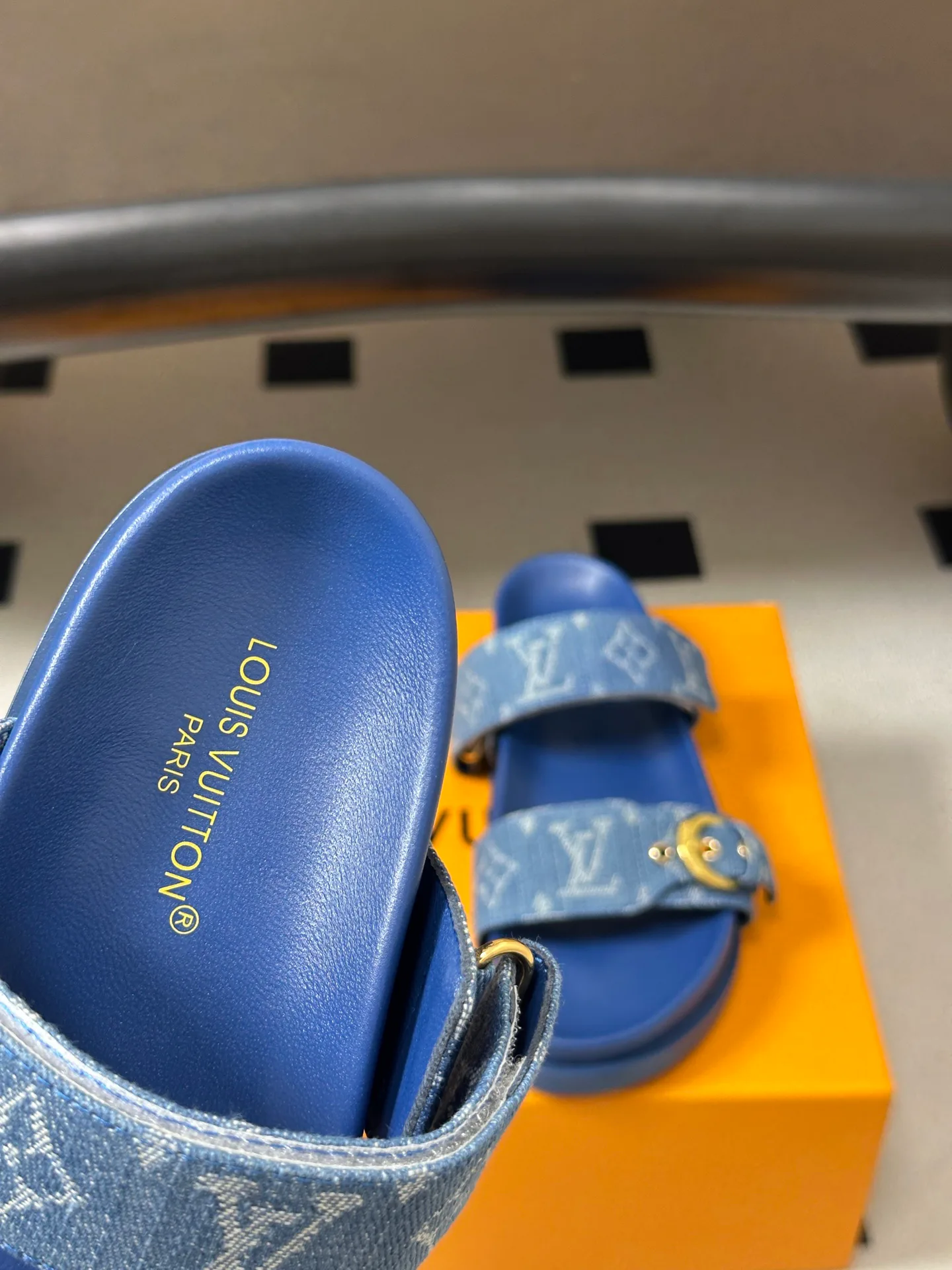 Шлепанцы Женские Louis Vuitton 18049597
