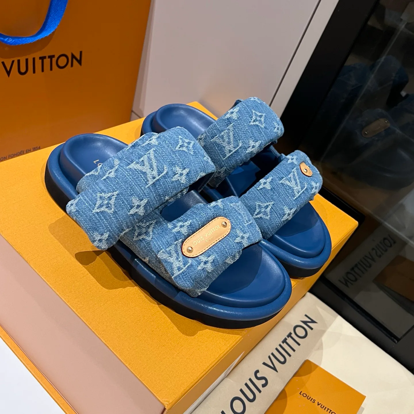 Шлепанцы Женские Louis Vuitton 17608427