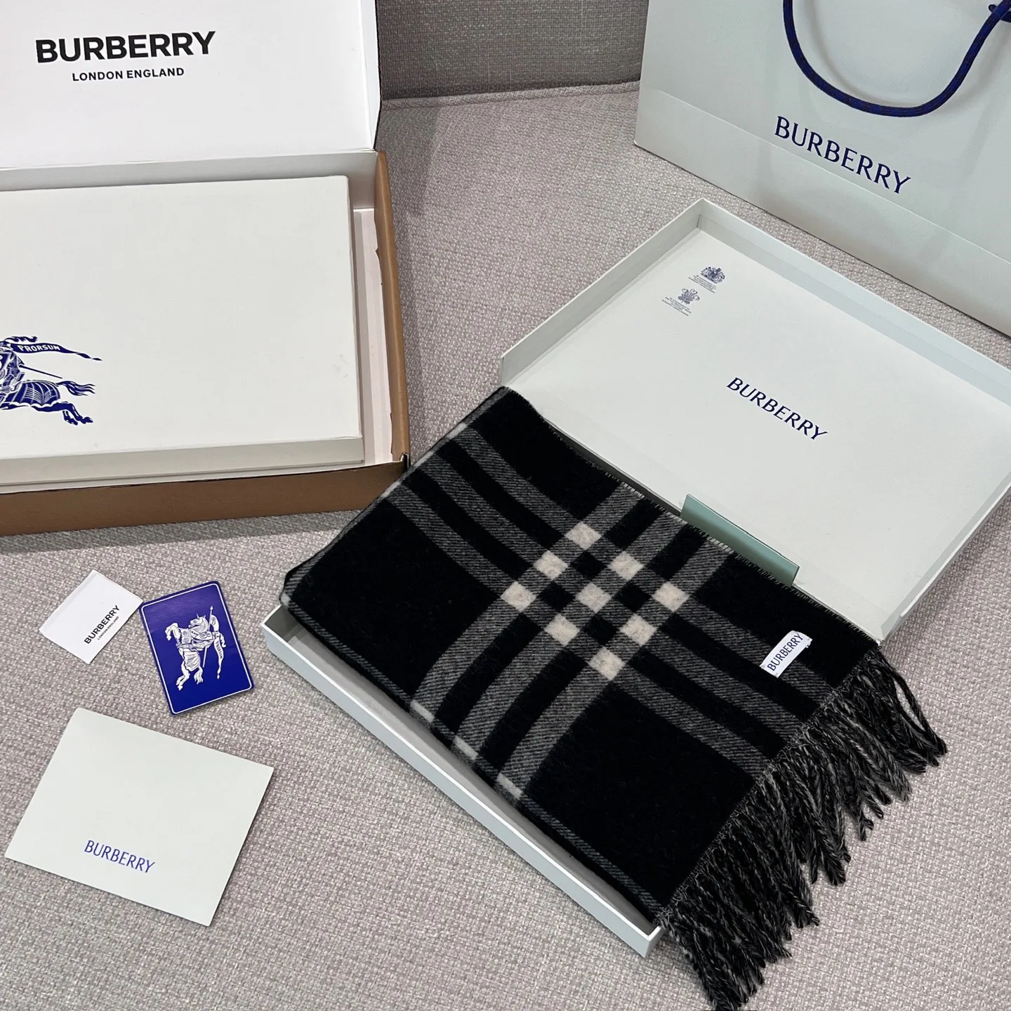 Шарфы Burberry 17945491