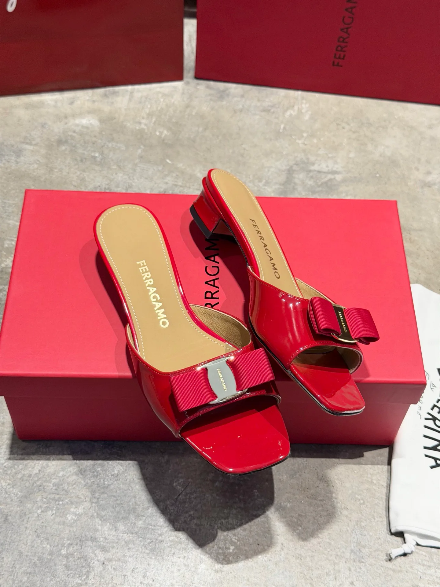 Босоножки Женские Salvatore Ferragamo 17642571