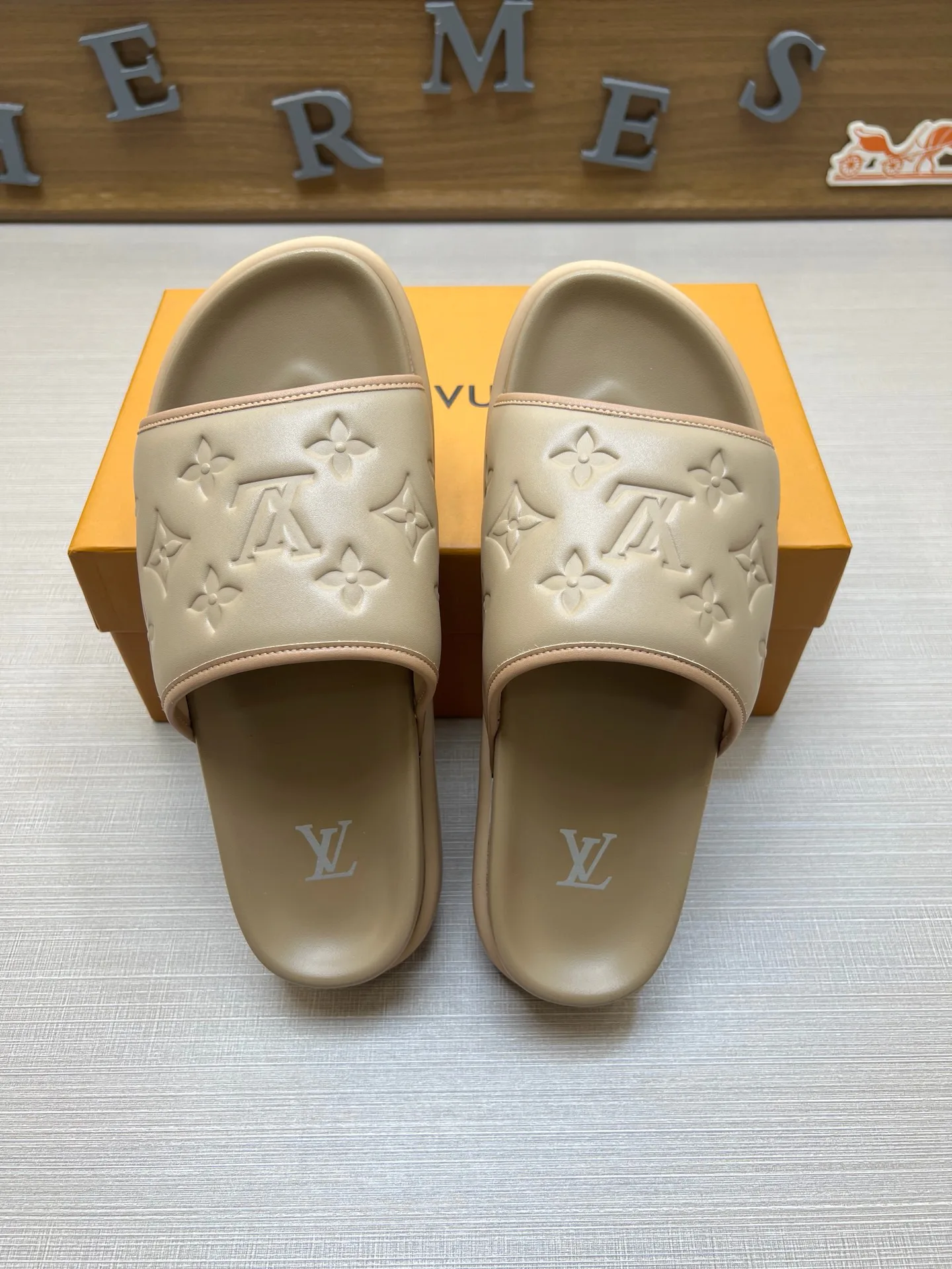 Шлепанцы Женские Louis Vuitton 18011806
