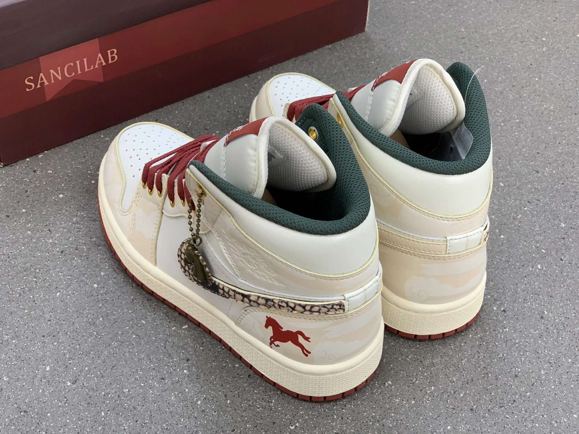 Кроссовки Женские Air Jordan 839921