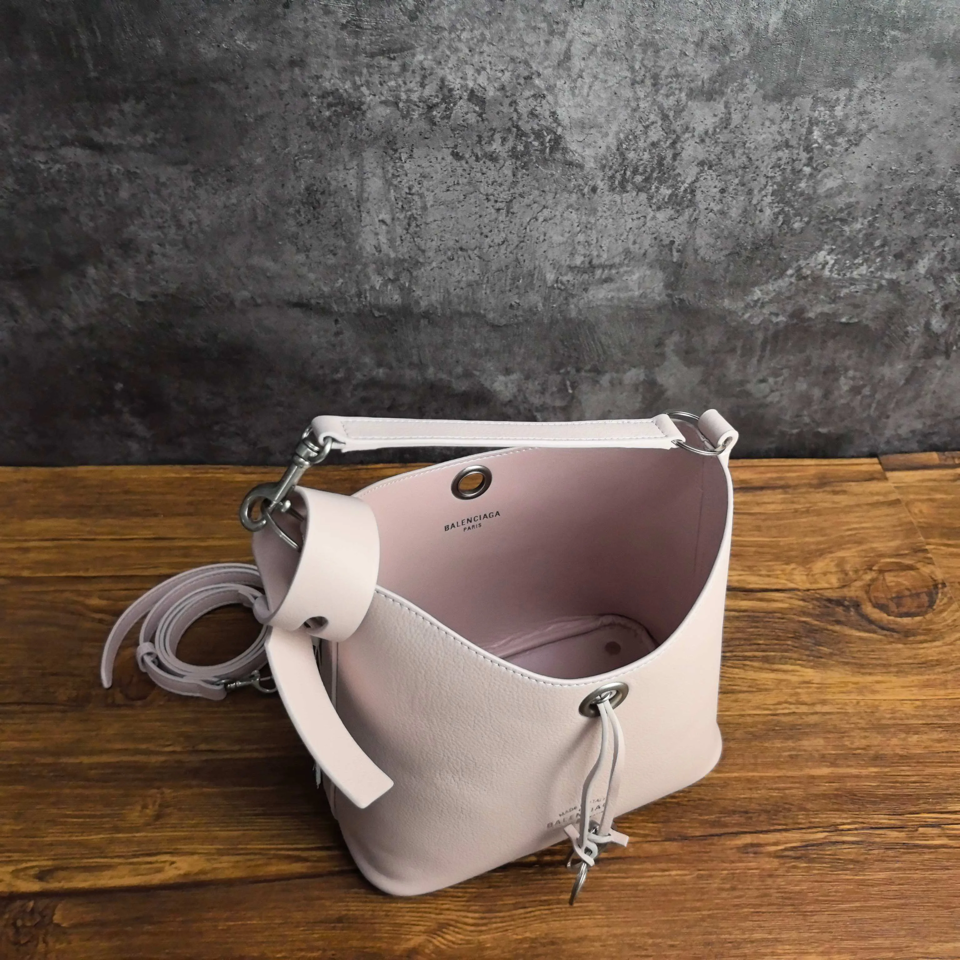 Сумки На Ремне Женские Balenciaga 12669071