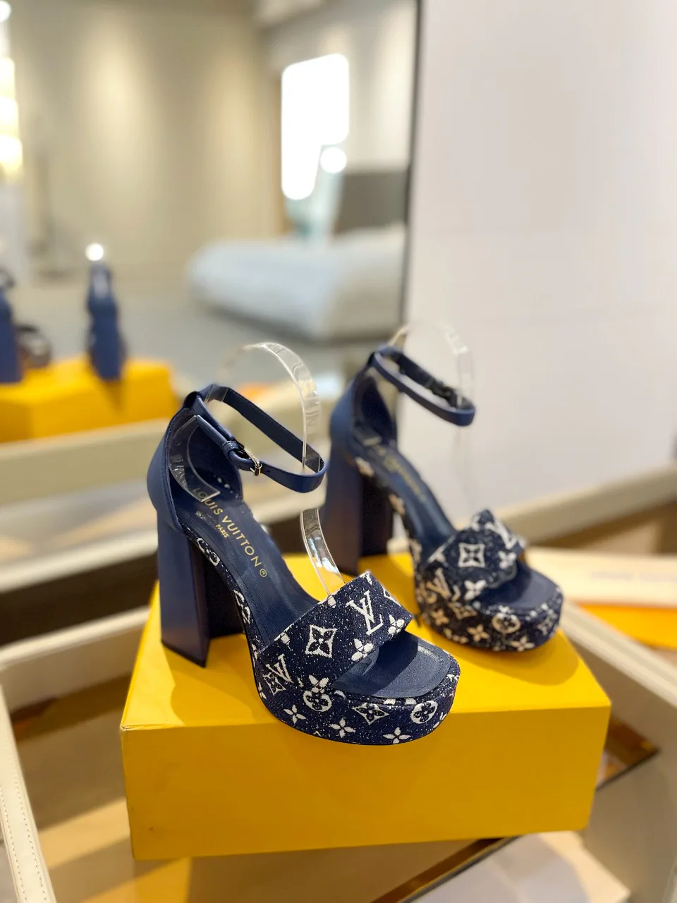 Босоножки Женские Louis Vuitton 17946842