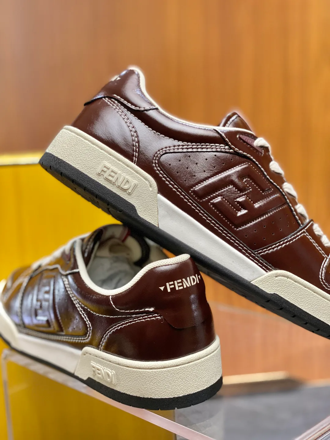 Кроссовки Женские Fendi 18119371