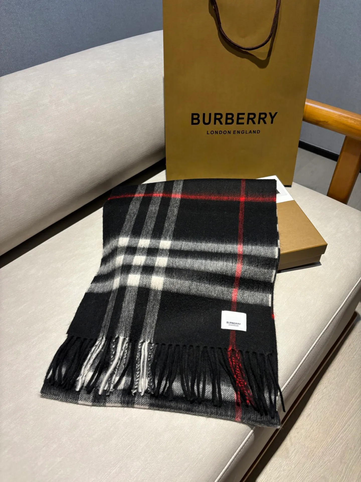 Шарфы Burberry 18507486