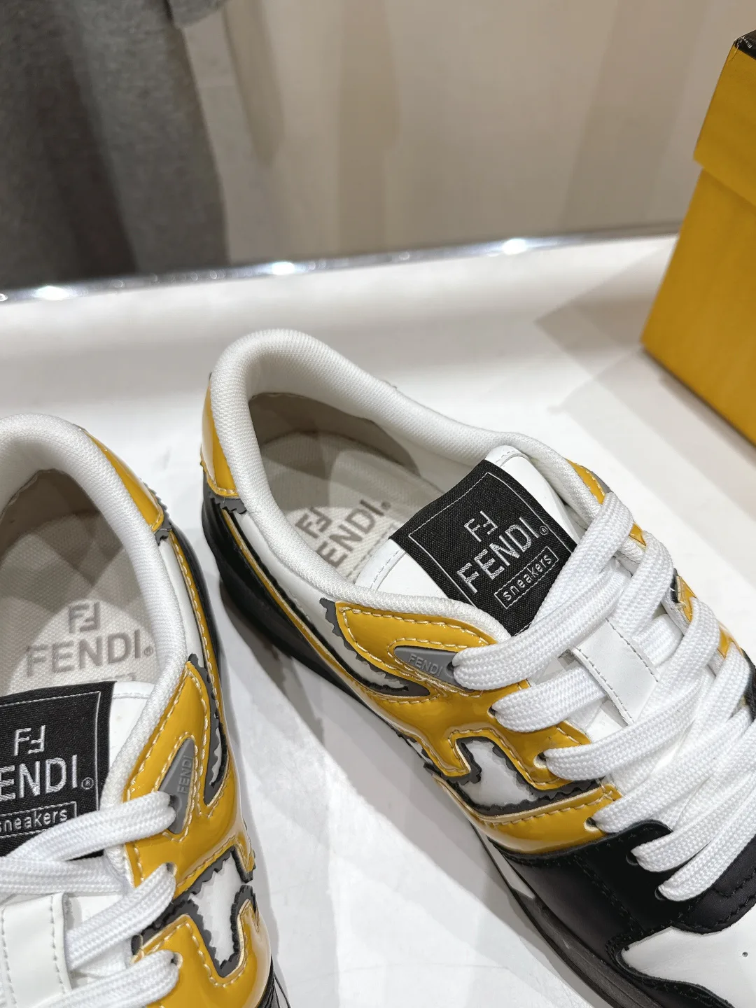 Кроссовки Женские Fendi 17908429