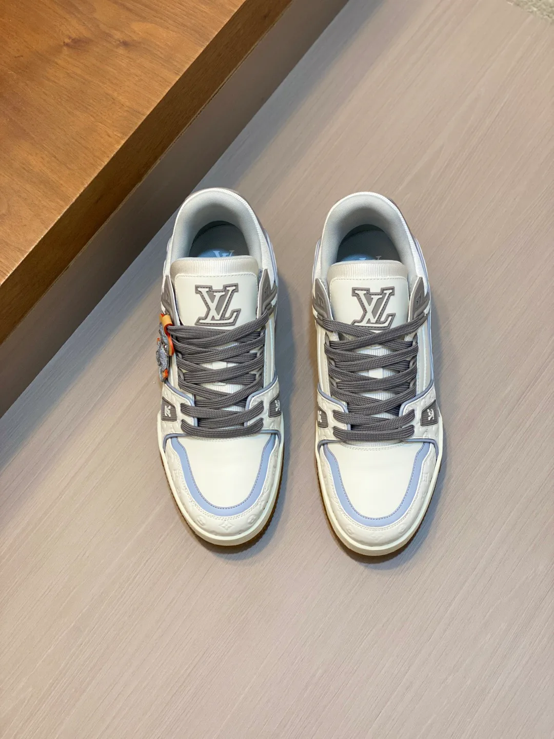Кроссовки Женские Louis Vuitton 18100327