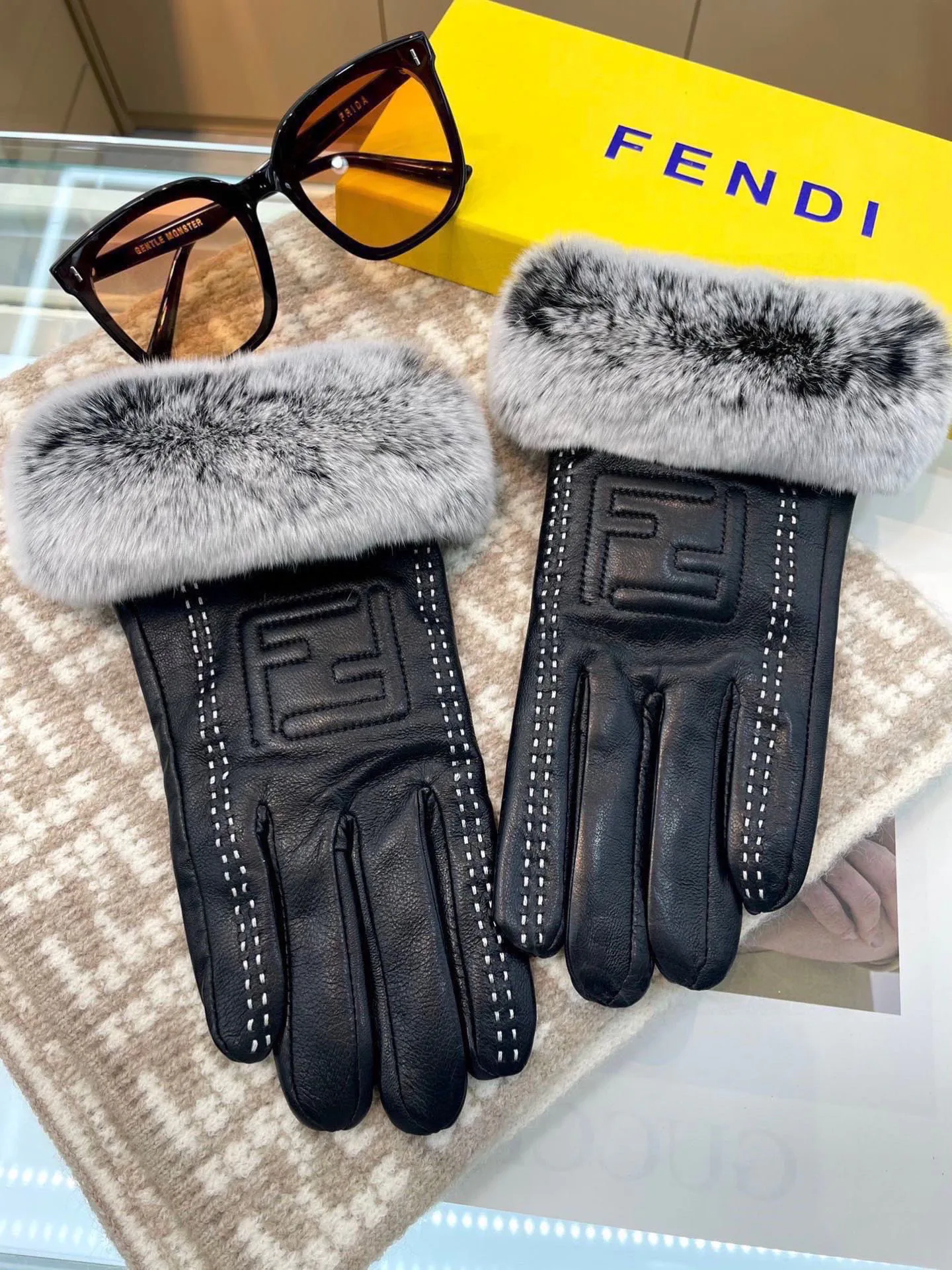 Перчатки Fendi 1337976