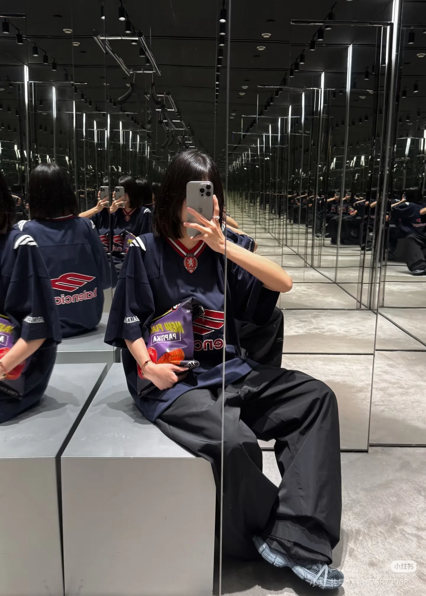 Футболки Женские Balenciaga 687160