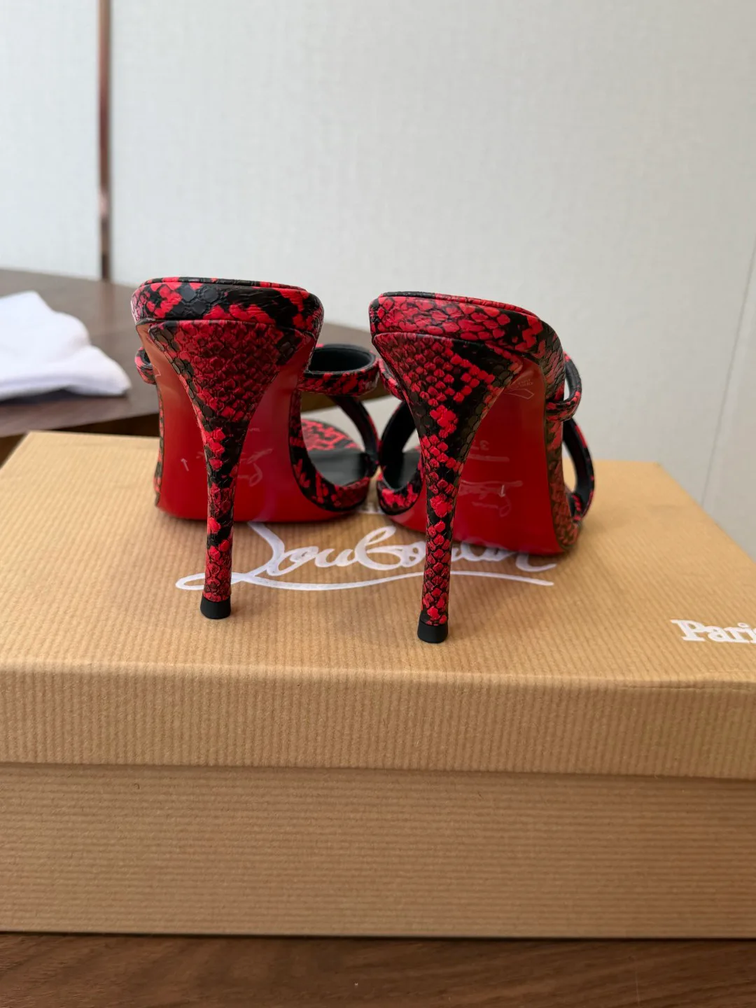 Босоножки Женские Christian Louboutin 18183082