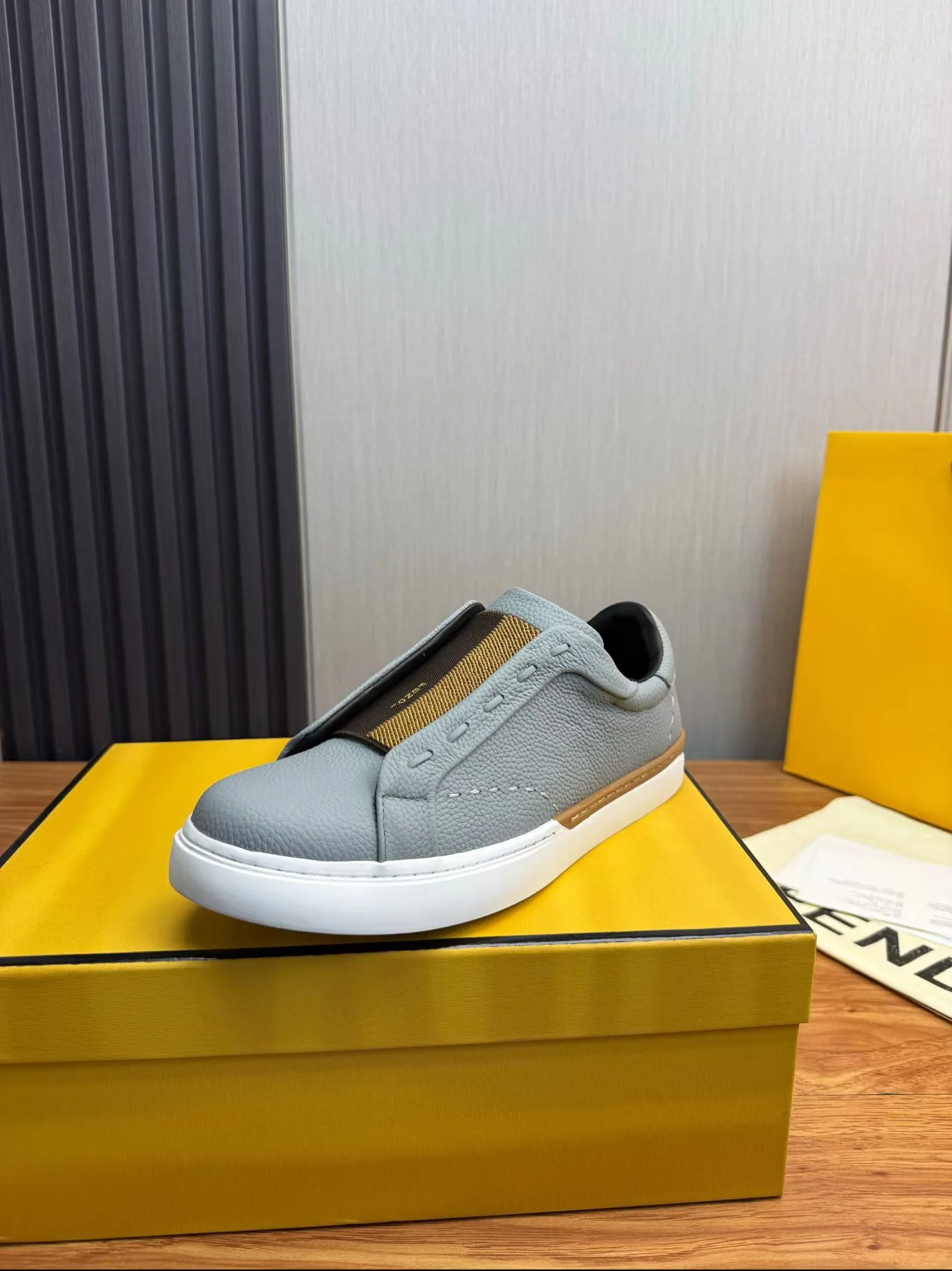 Кроссовки Женские Fendi 18103055