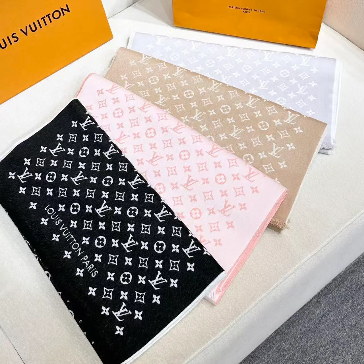 Шарфы Louis Vuitton 18675441