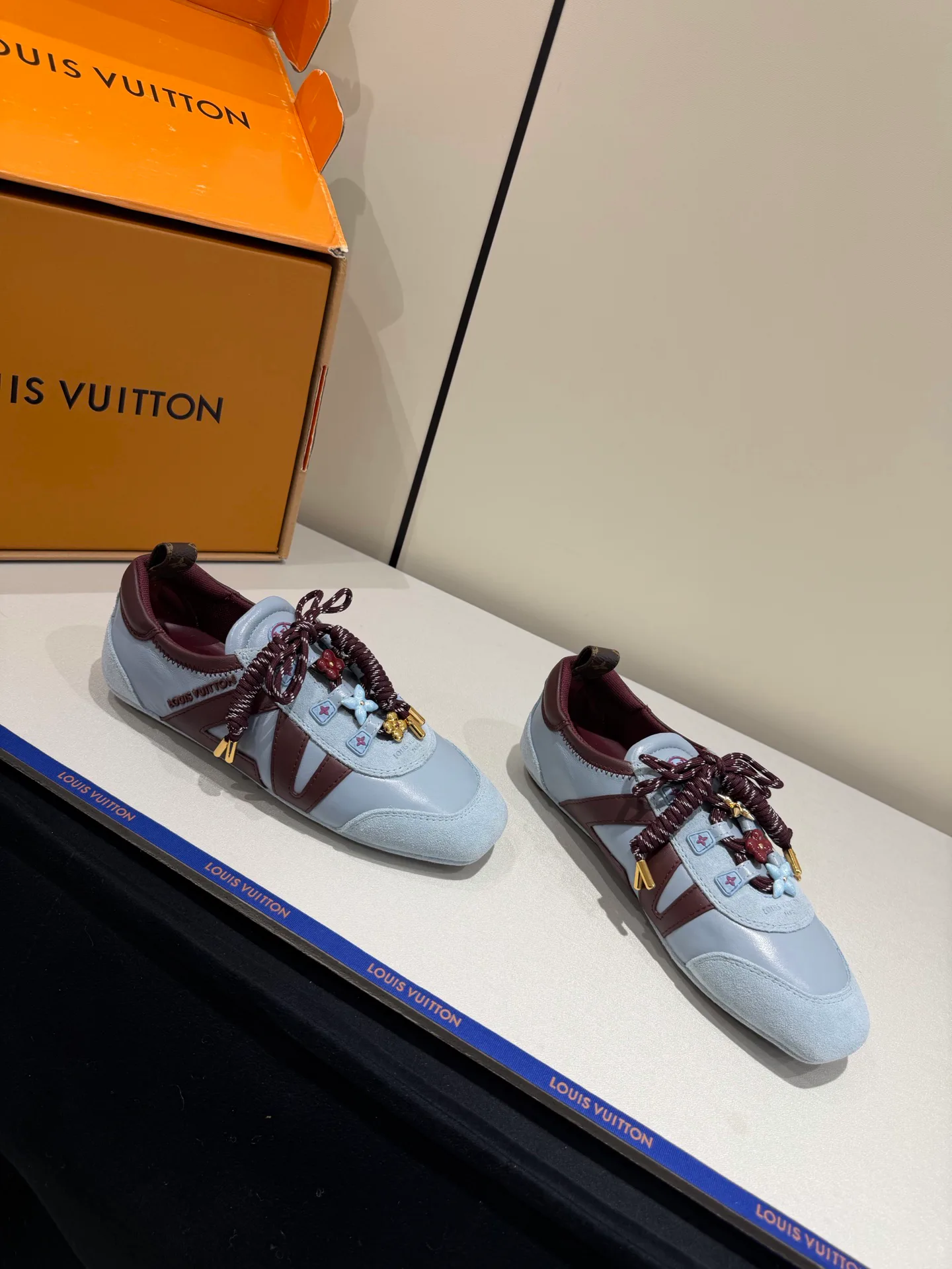Кроссовки Женские Louis Vuitton 17934902