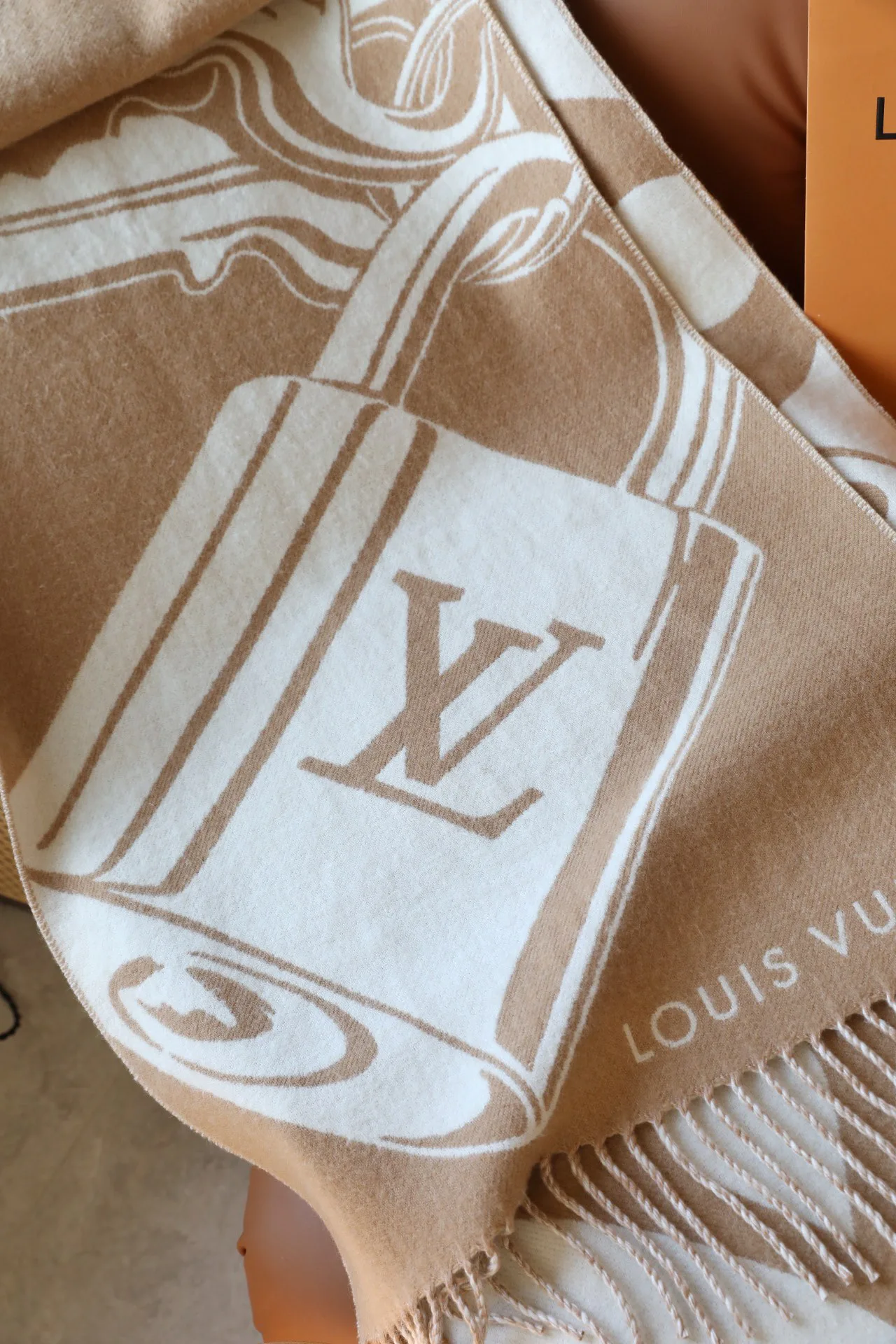 Шарфы Louis Vuitton 18627404