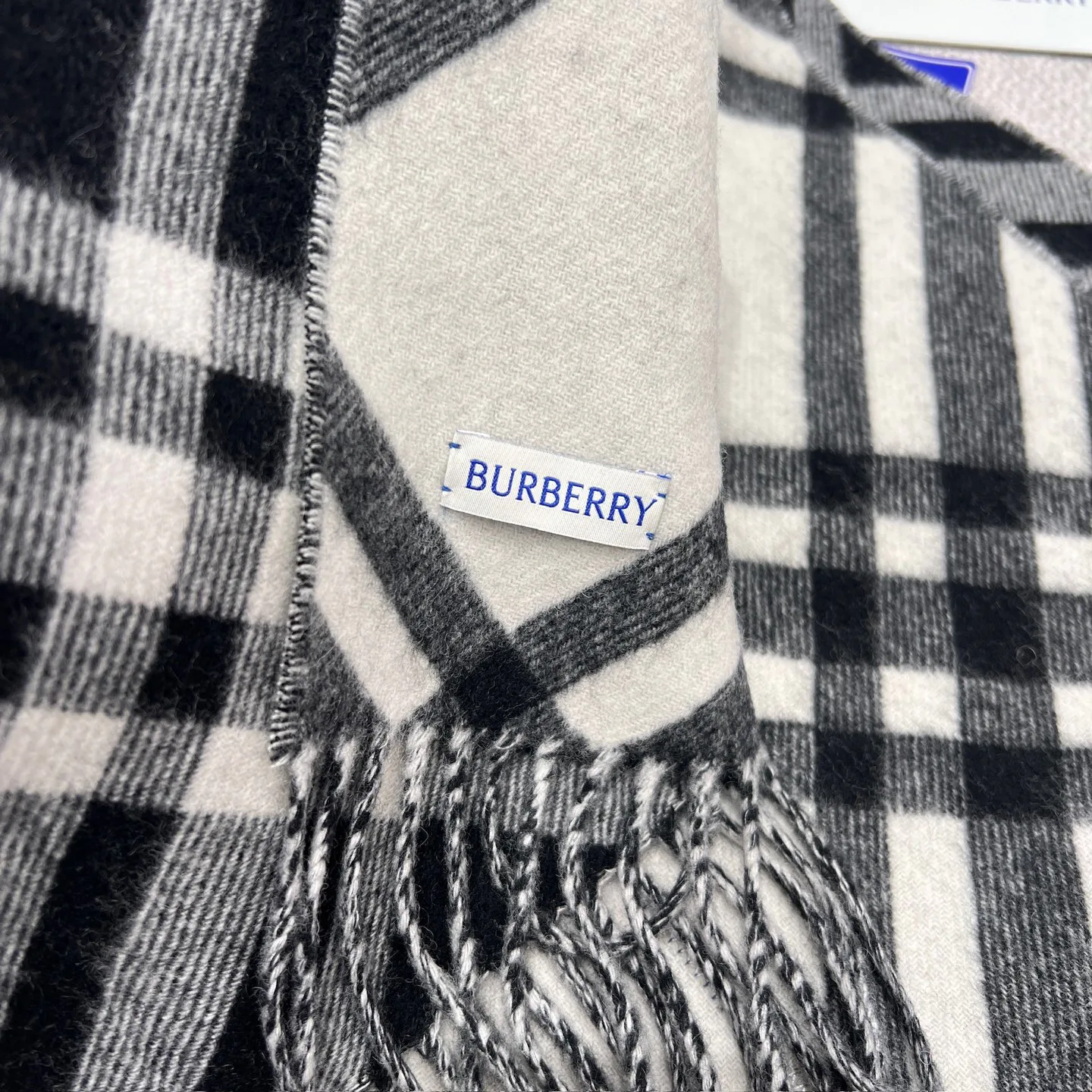 Шарфы Burberry 17945515