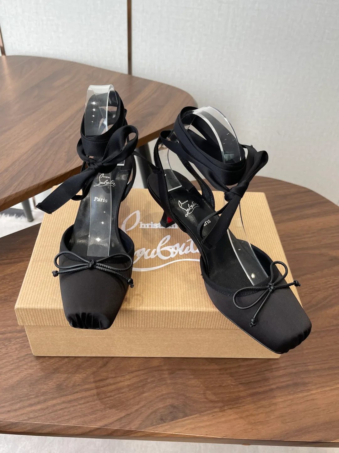 Босоножки Женские Christian Louboutin 11966283