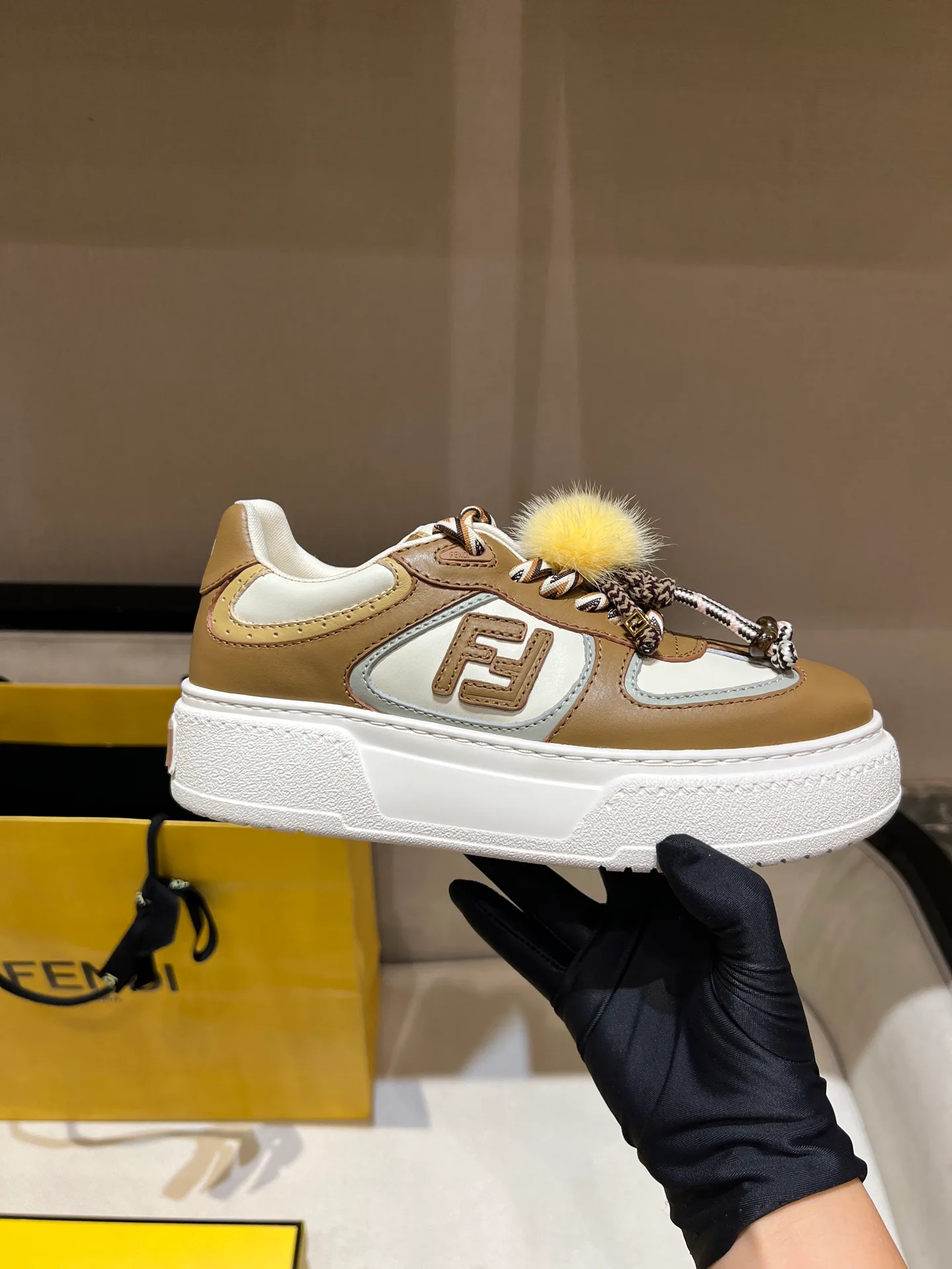 Кроссовки Женские Fendi 18020656