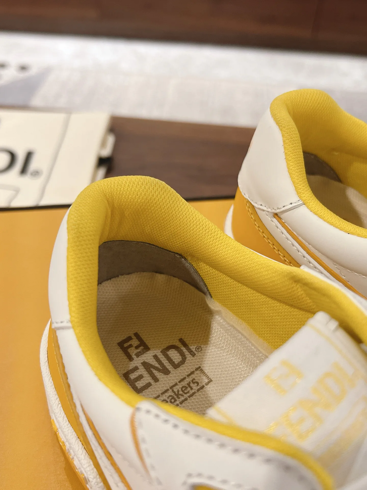 Кроссовки Женские Fendi 18219545