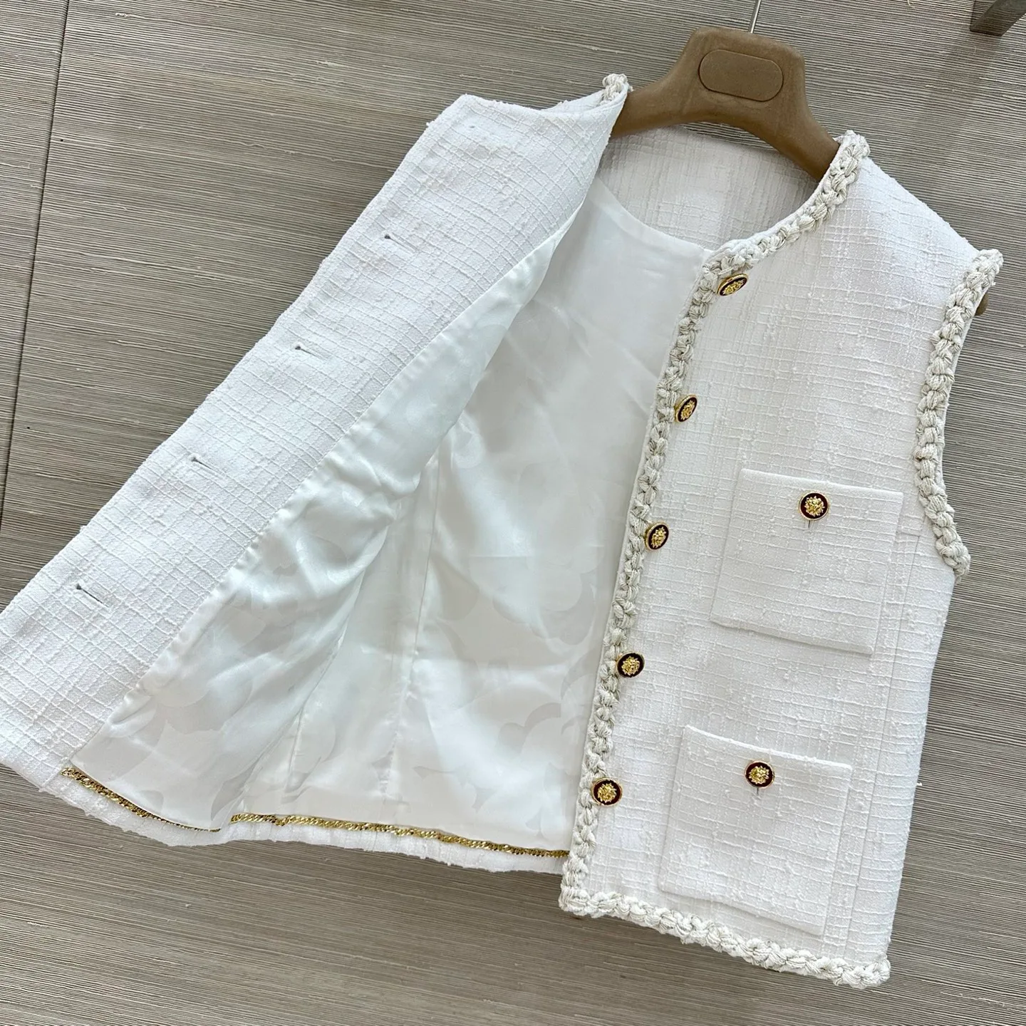 Жилеты Женские Chanel 18027444