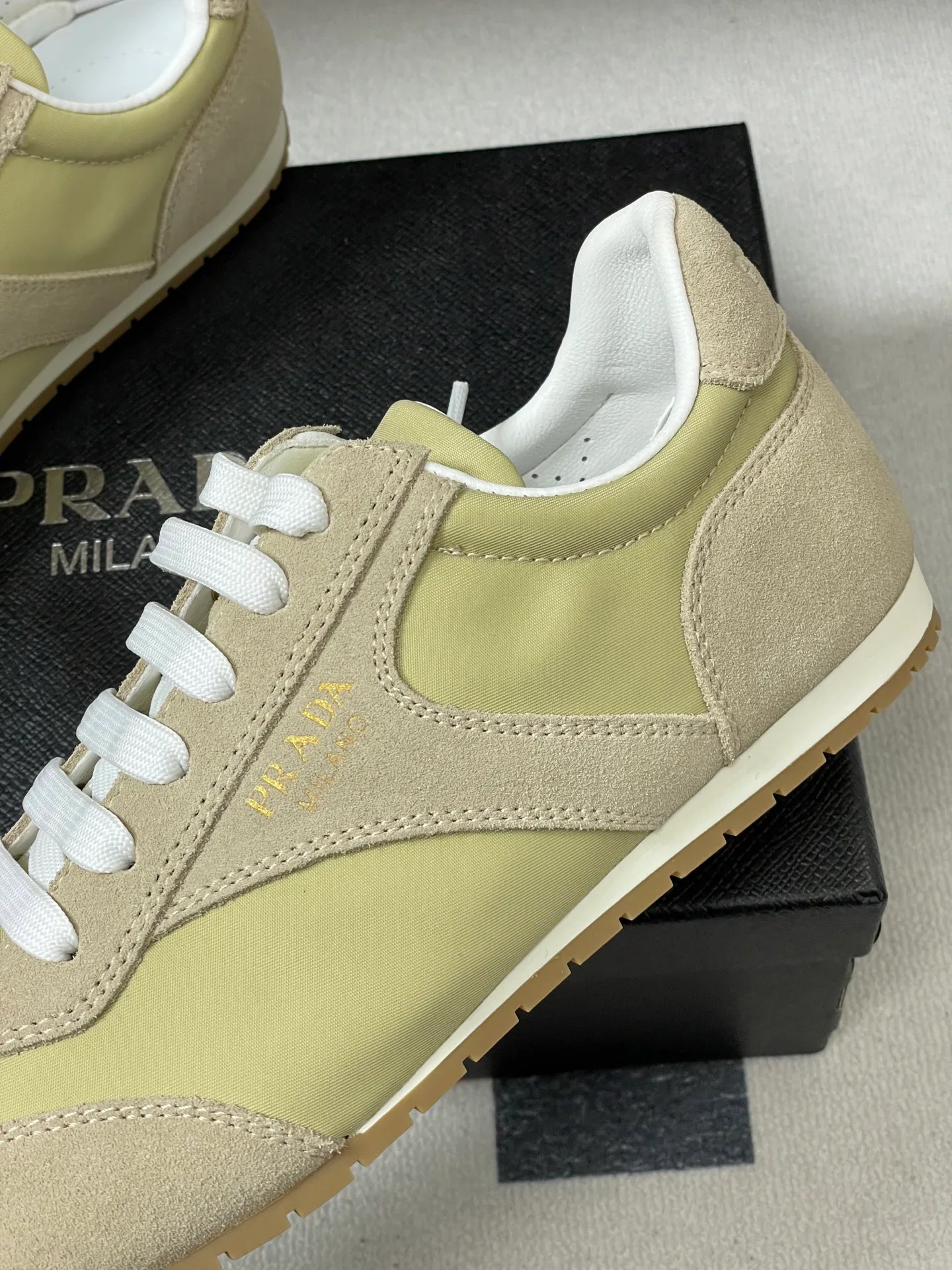 Кроссовки Женские Prada 12810920