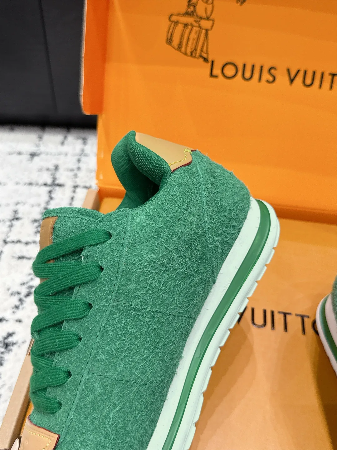 Кроссовки Женские Louis Vuitton 18406461