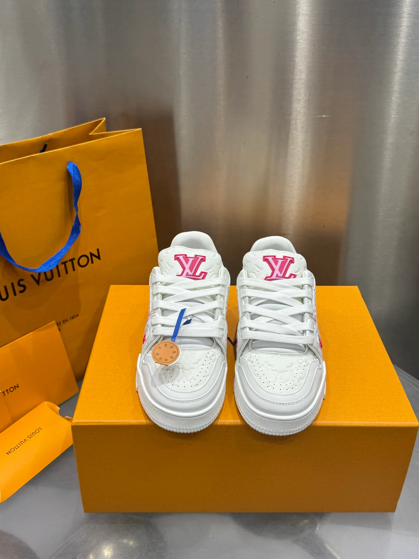 Кроссовки Женские Louis Vuitton 19073336
