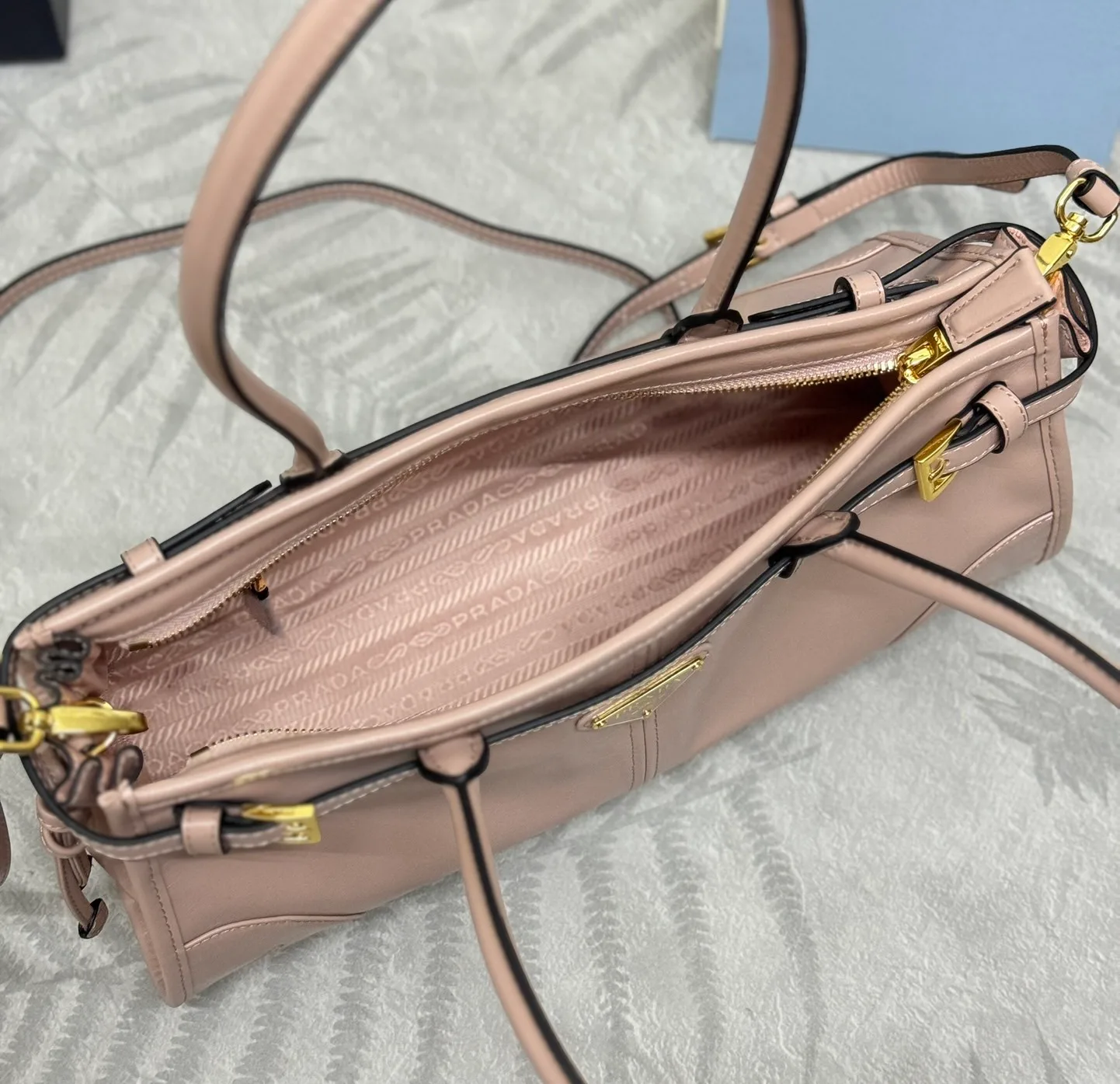 Классические Сумки Женские Prada 11462487